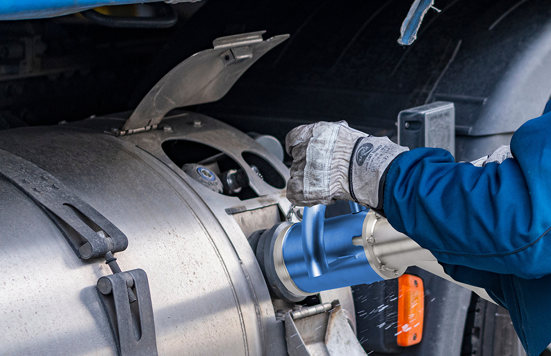 Ein LKW Fahrer schließt einen Gasschlauch an um Flüssiggas zu tanken, Deutschland, 03.12.2021, Kittlitz